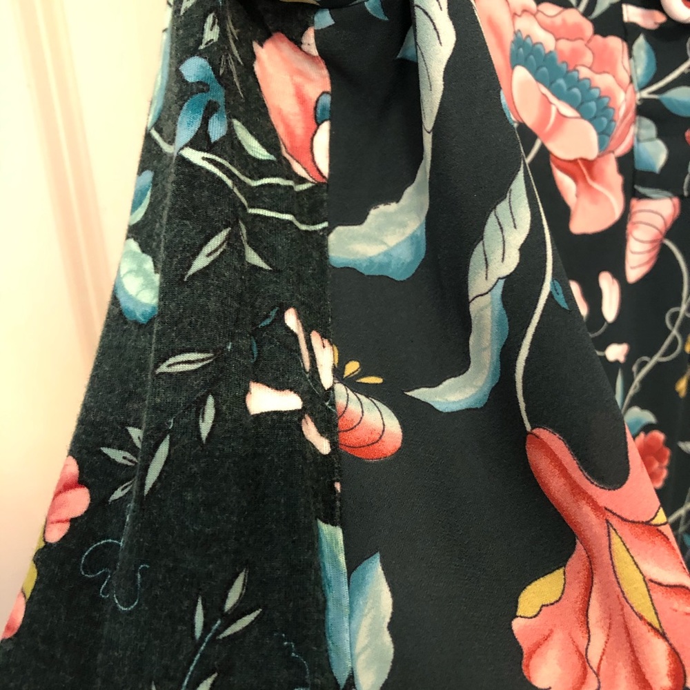 😎 3/$10 Loft green floral top - Picture 6 of 8